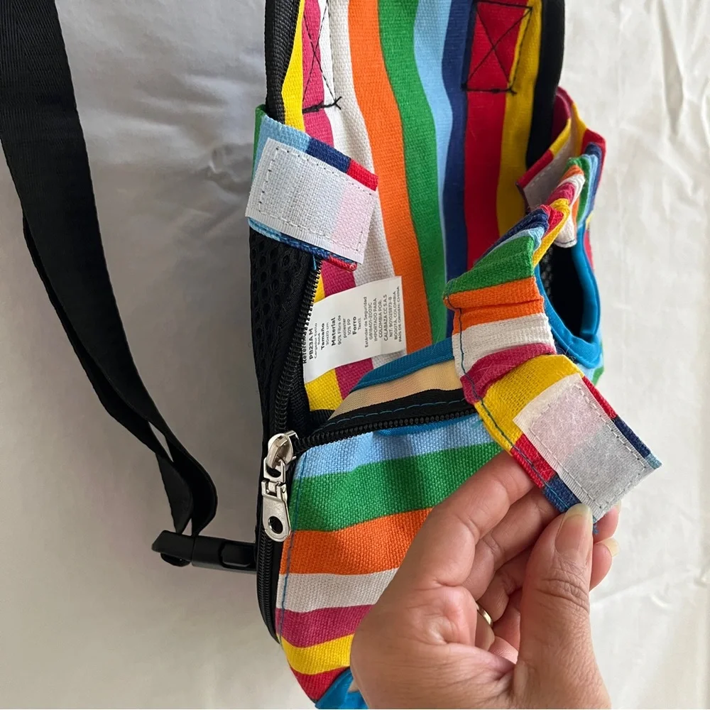 Calabaza Pets carrier backpack for small cats or dogs, adjustable straps.